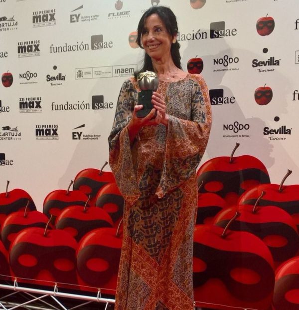 Esmeralda Valderrama recogió el premio Max 2018 de manos de Mariano Peña